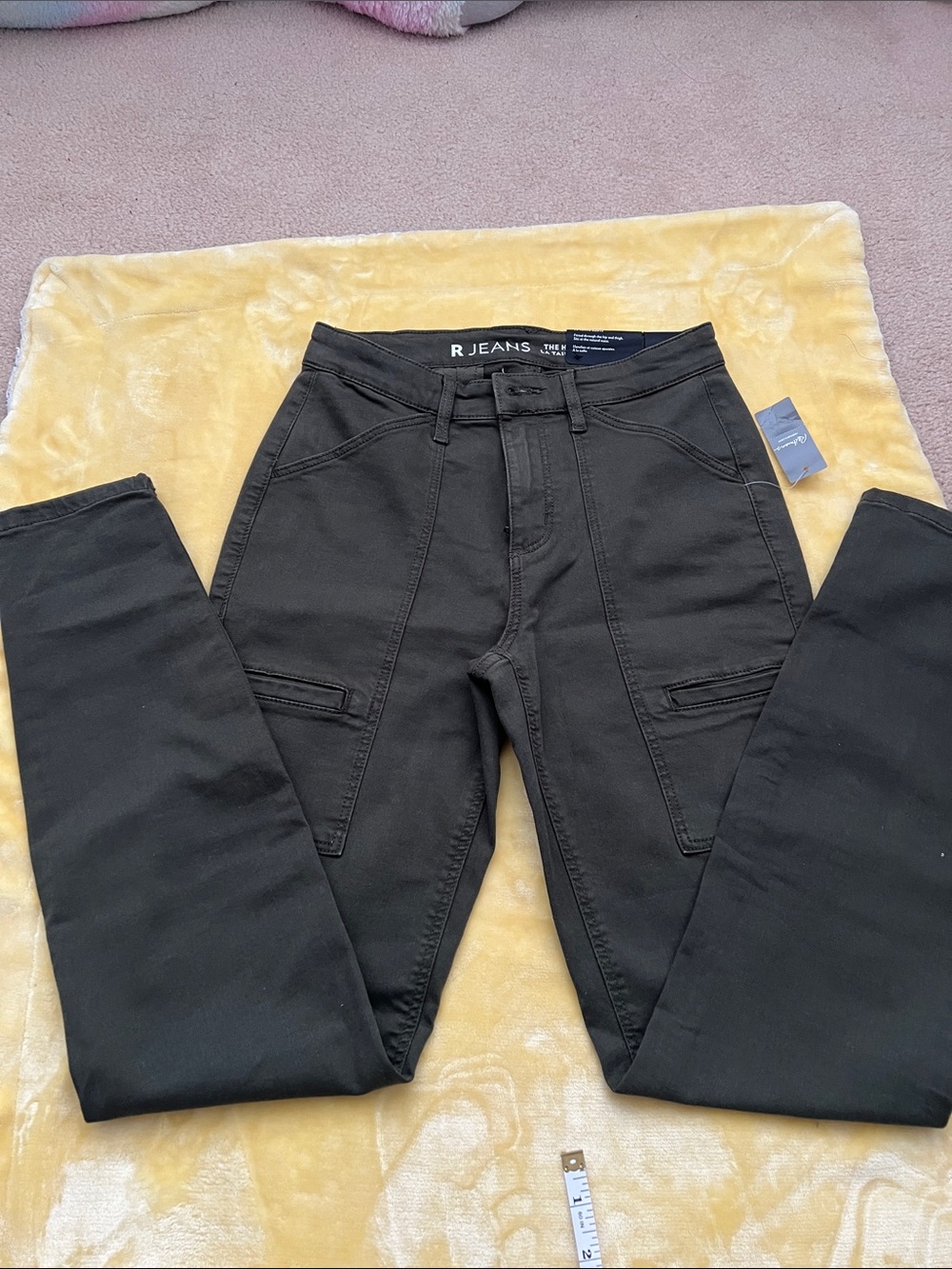 Reitmans High-Rise Women’s Cargo Jeans in Black